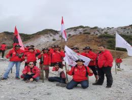 Rayakan HUT RI ke-77, Tim Ekspedisi Trisakti Gelar Upacara Bendera di Gunung Papandayan  